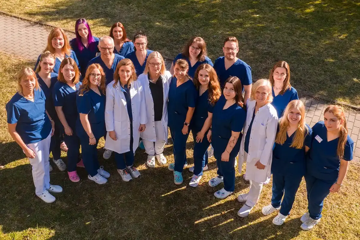 Das Team der Augentagesklinik Lichtenberg im Freien, von oben fotografiert